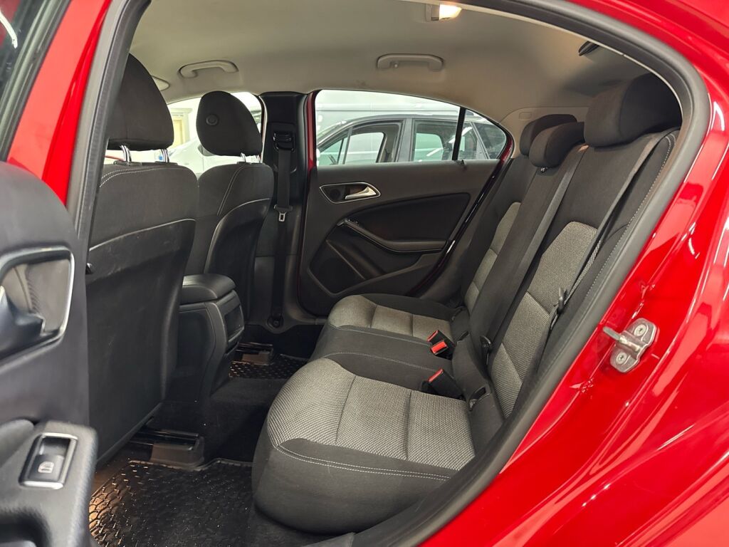 Mercedes-Benz A 2018 Punainen