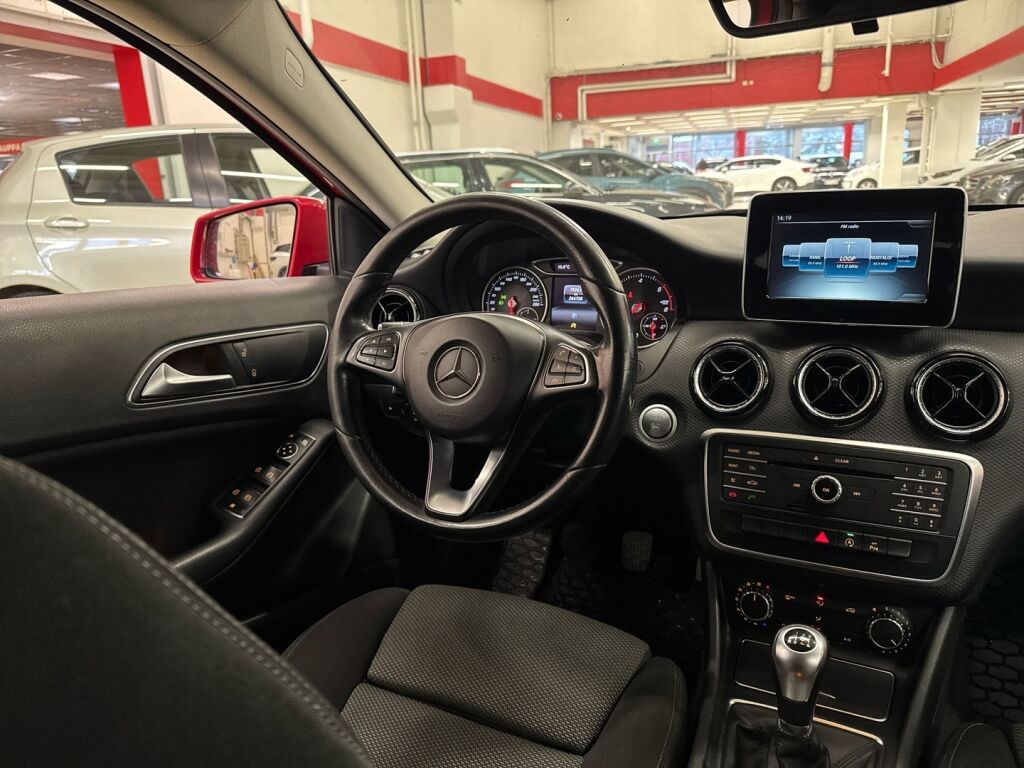 Mercedes-Benz A 2018 Punainen