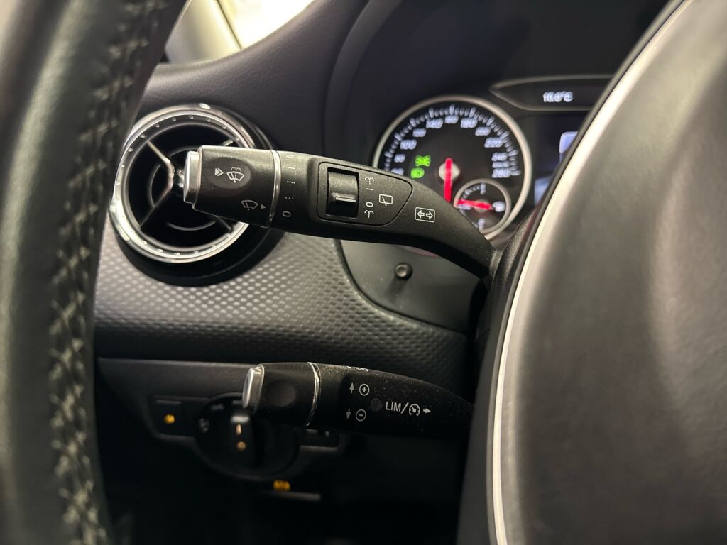 Mercedes-Benz A 2018 Punainen