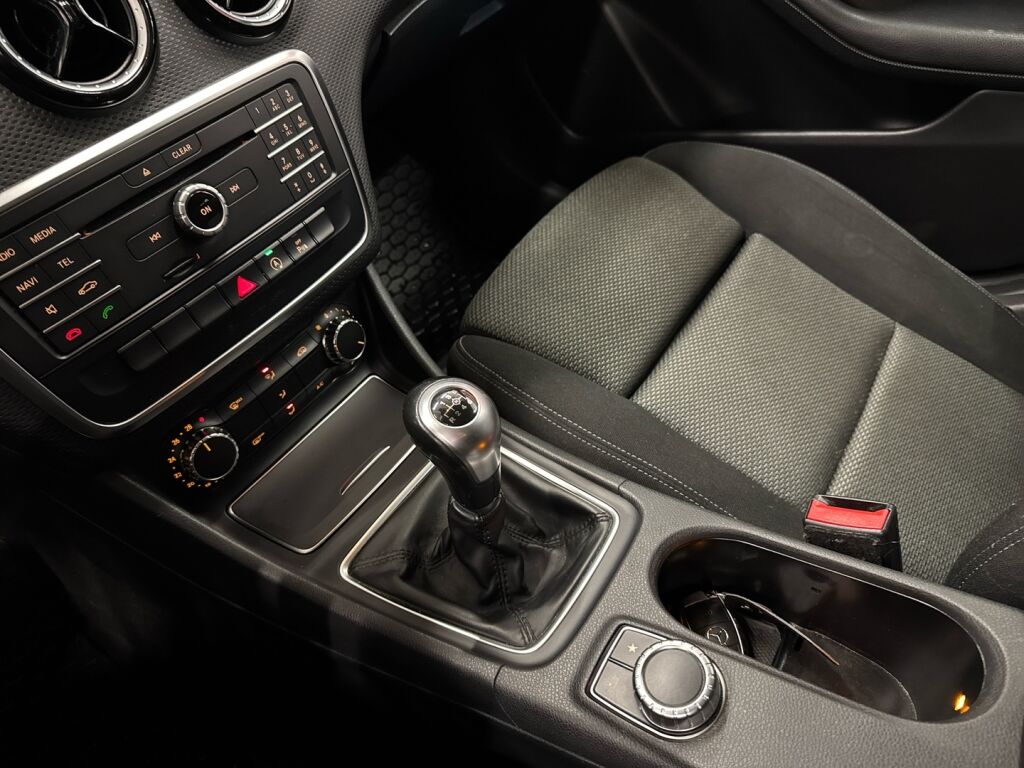 Mercedes-Benz A 2018 Punainen