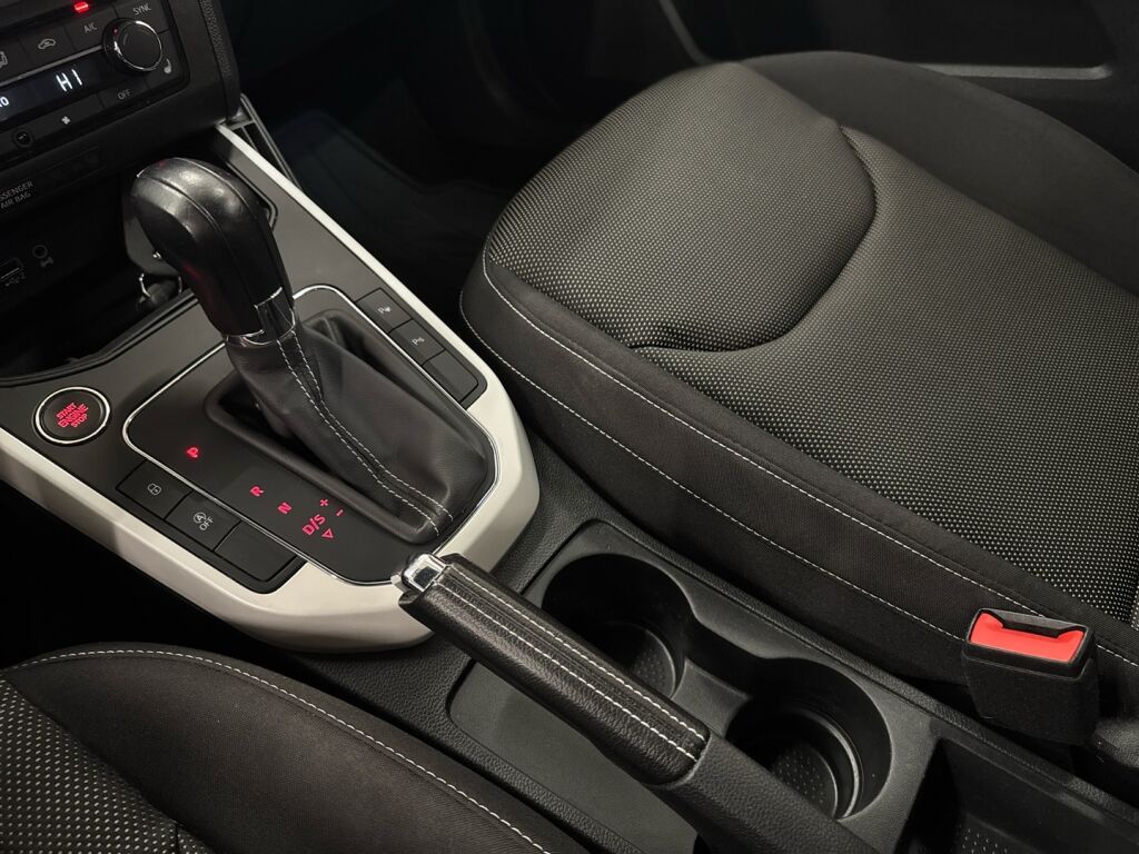 Seat Arona 2019 Punainen