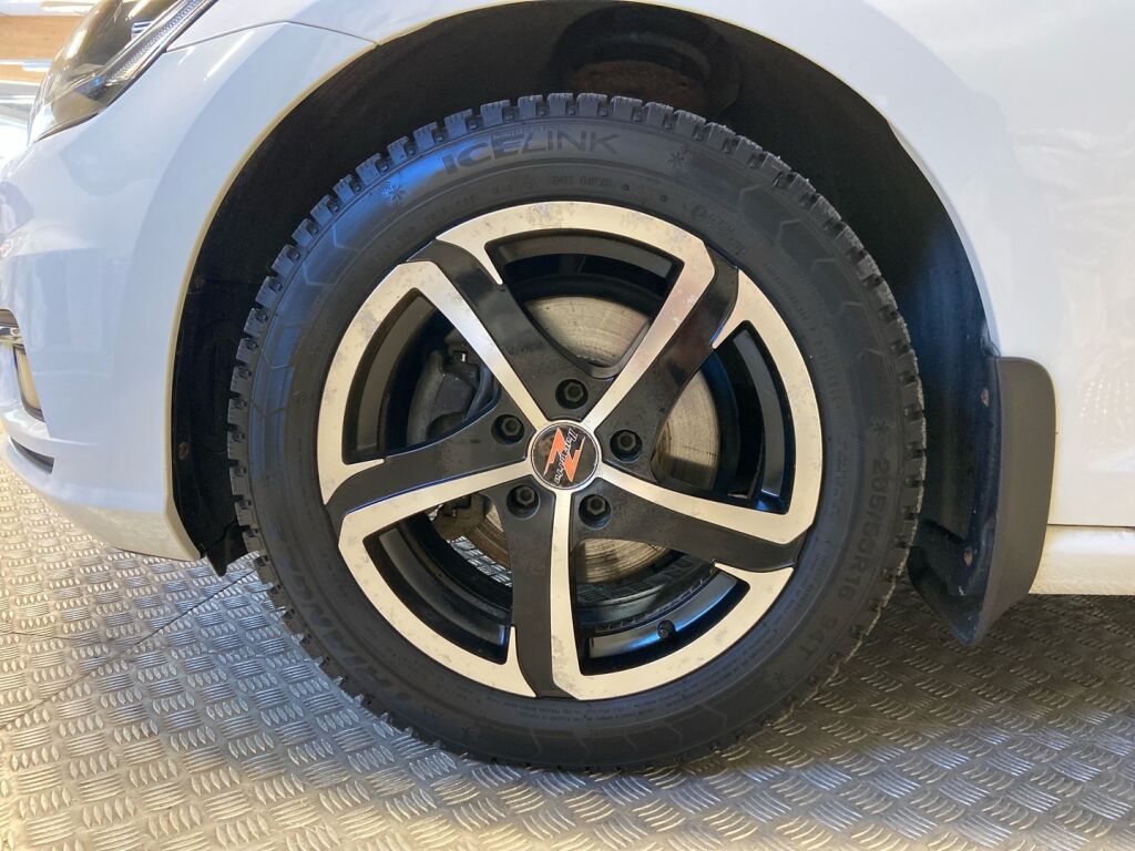 Volkswagen Golf 2019 Valkoinen