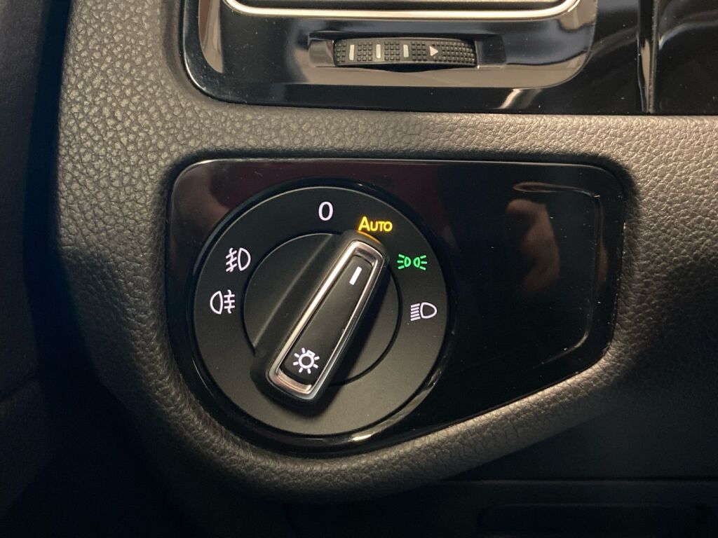 Volkswagen Golf 2019 Valkoinen