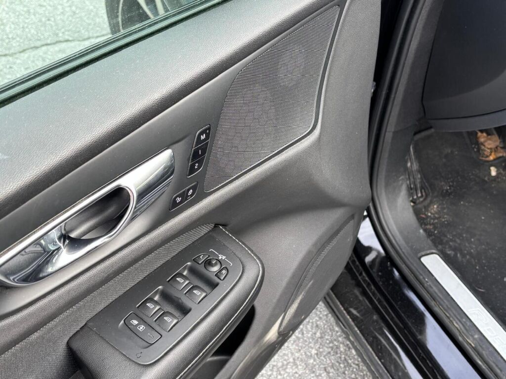 Volvo V60 2019 Musta