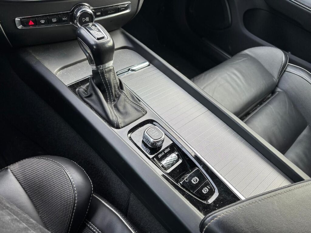 Volvo V60 2019 Musta