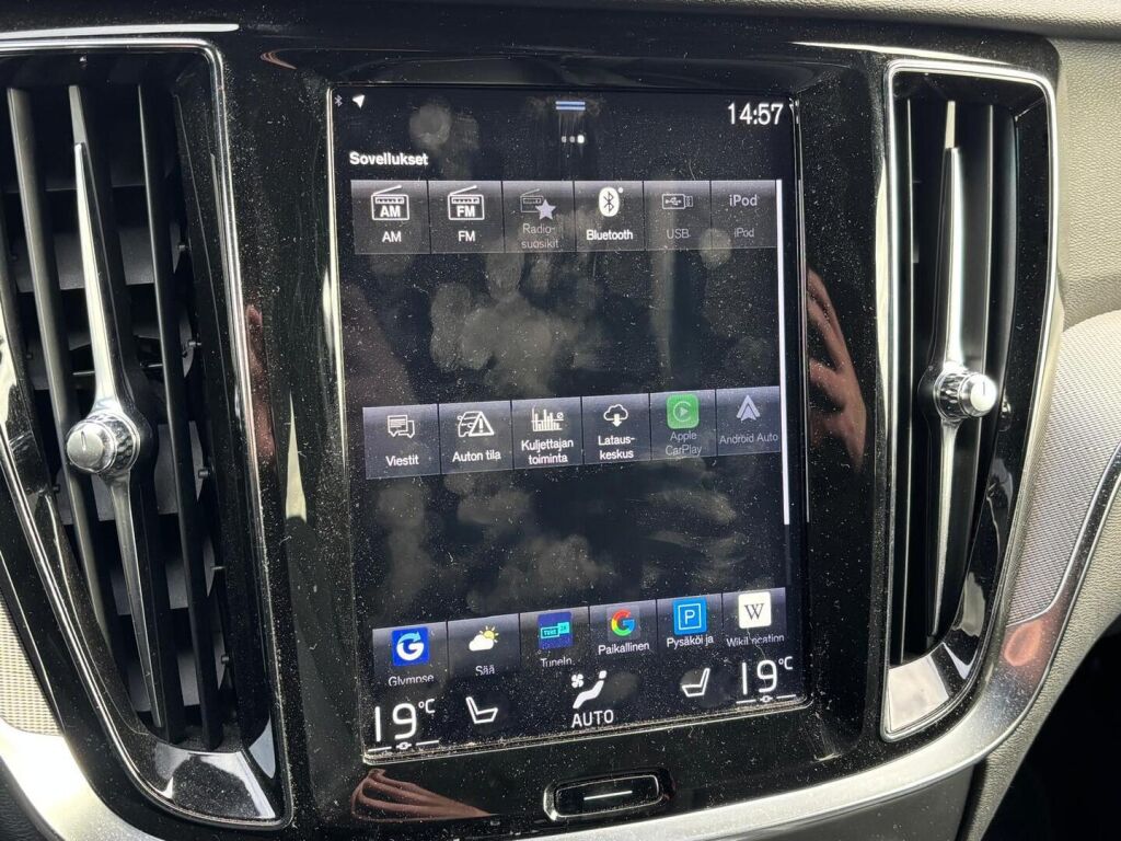 Volvo V60 2019 Musta