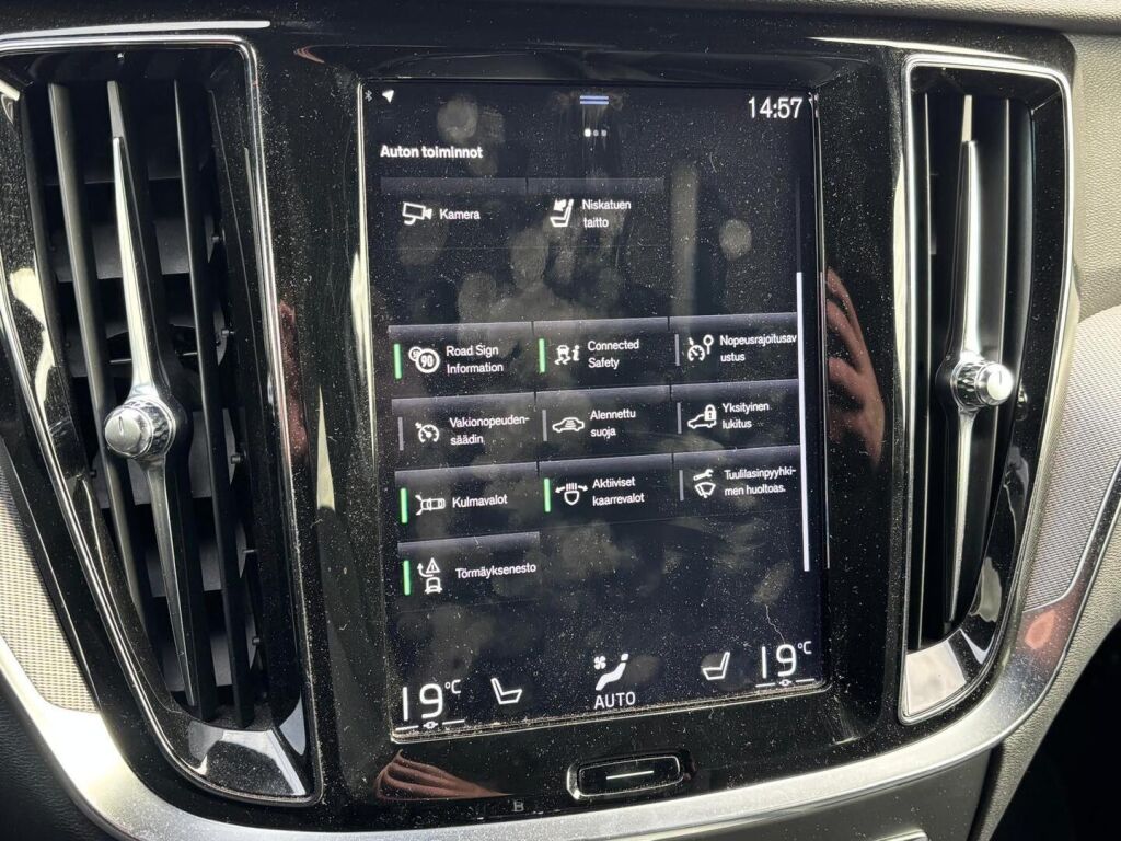 Volvo V60 2019 Musta