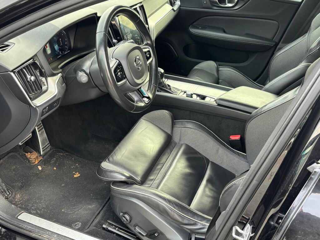 Volvo V60 2019 Musta