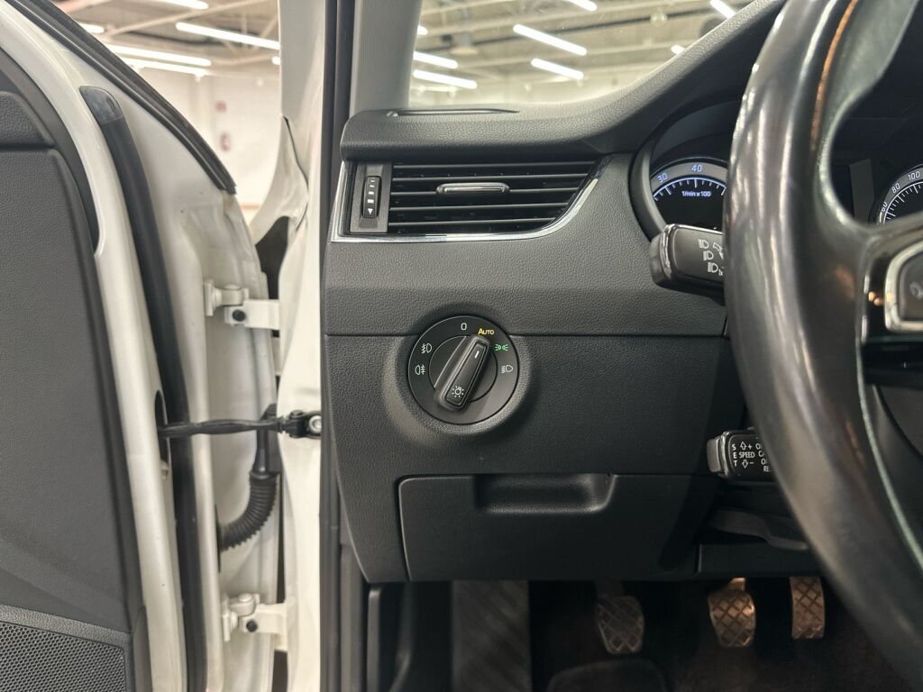 Skoda Octavia 2019 Valkoinen