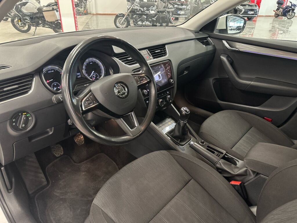 Skoda Octavia 2019 Valkoinen