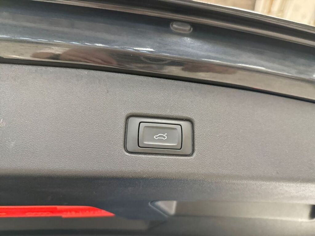 Audi Q4 e-tron 2022 Musta