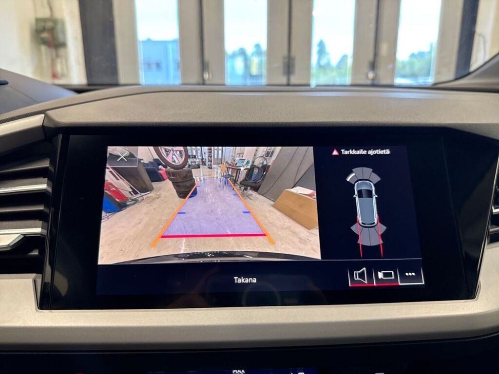 Audi Q4 e-tron 2022 Musta