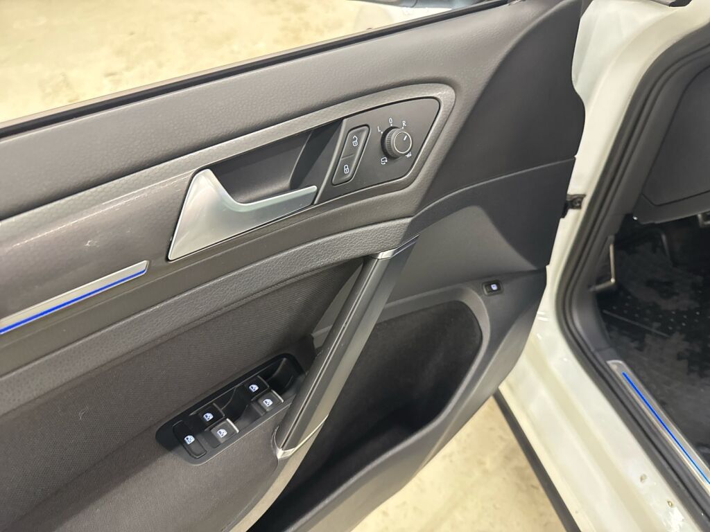 Volkswagen Golf 2018 Valkoinen