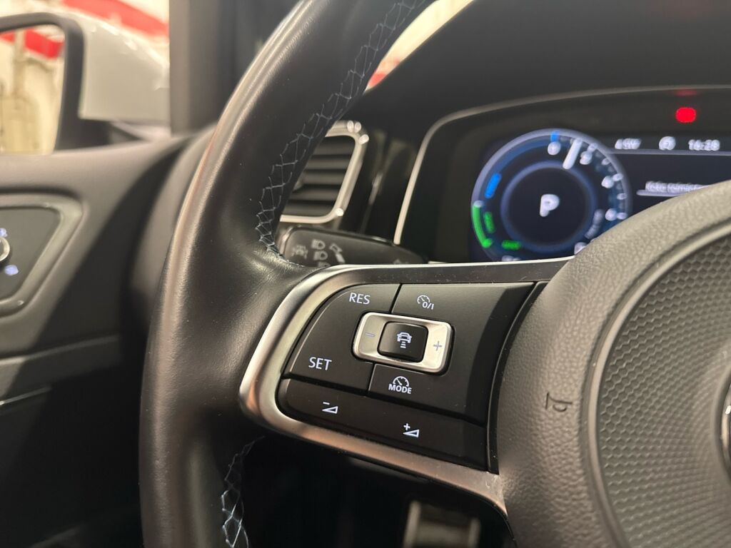 Volkswagen Golf 2018 Valkoinen