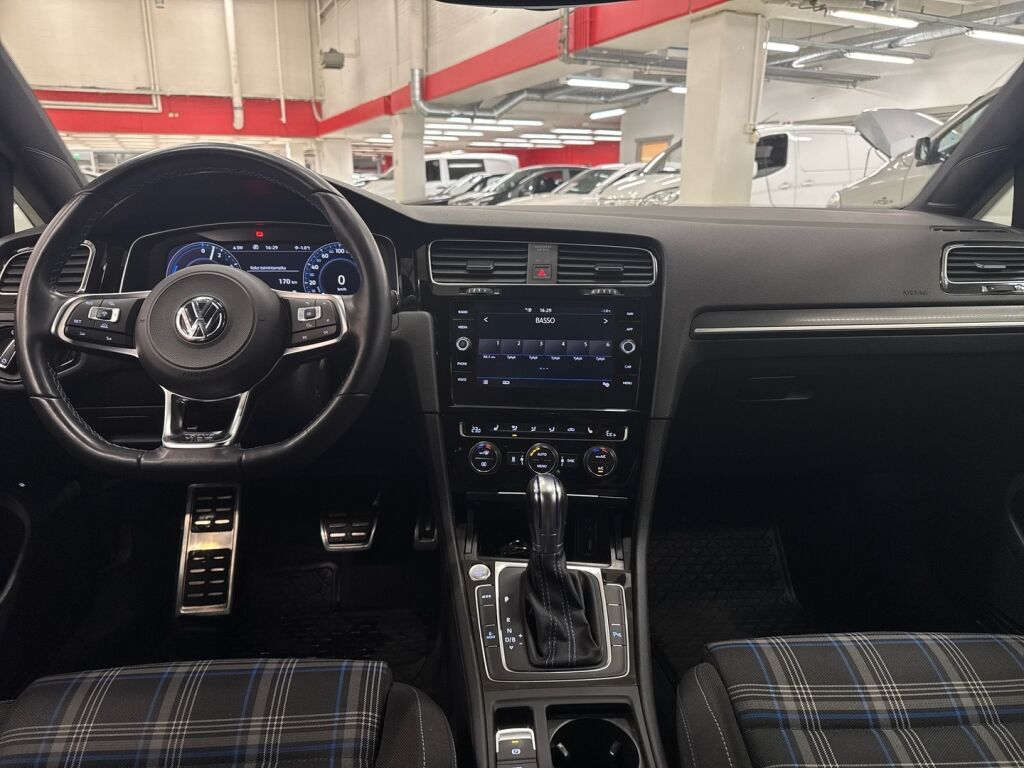 Volkswagen Golf 2018 Valkoinen