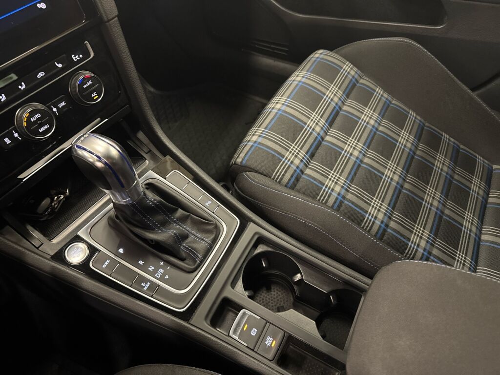 Volkswagen Golf 2018 Valkoinen