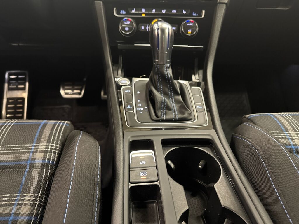 Volkswagen Golf 2018 Valkoinen