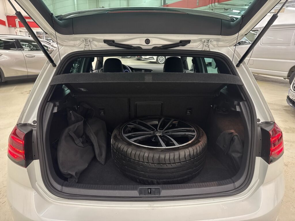 Volkswagen Golf 2018 Valkoinen