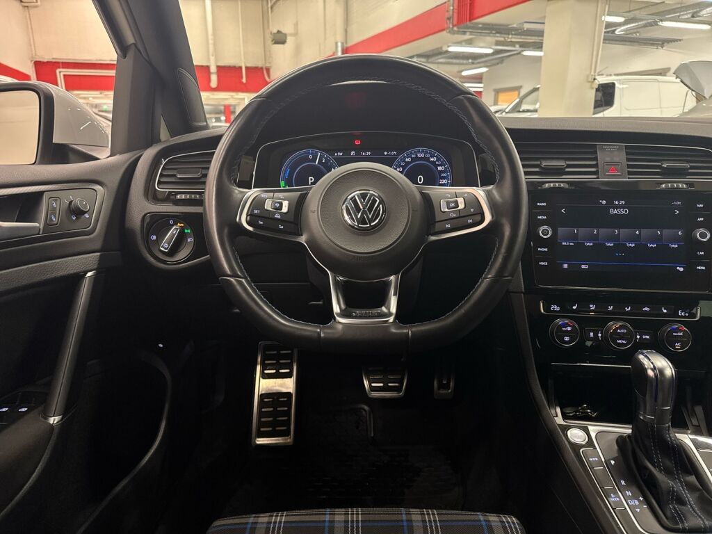 Volkswagen Golf 2018 Valkoinen