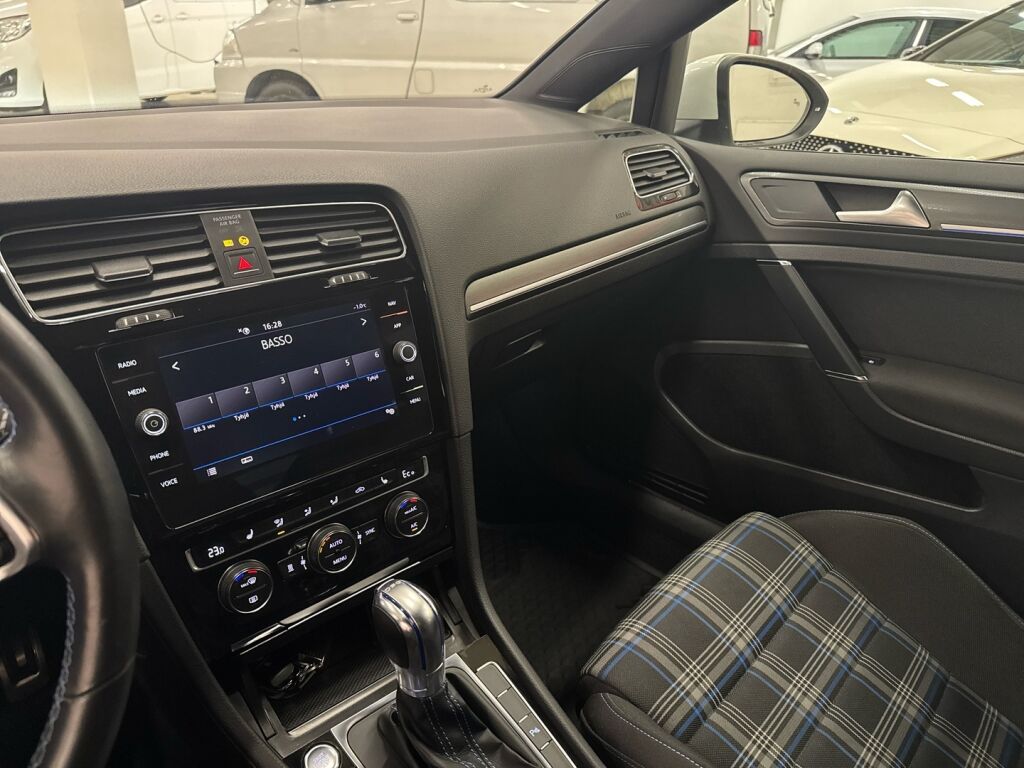 Volkswagen Golf 2018 Valkoinen