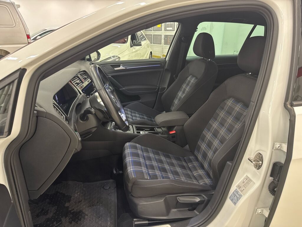 Volkswagen Golf 2018 Valkoinen