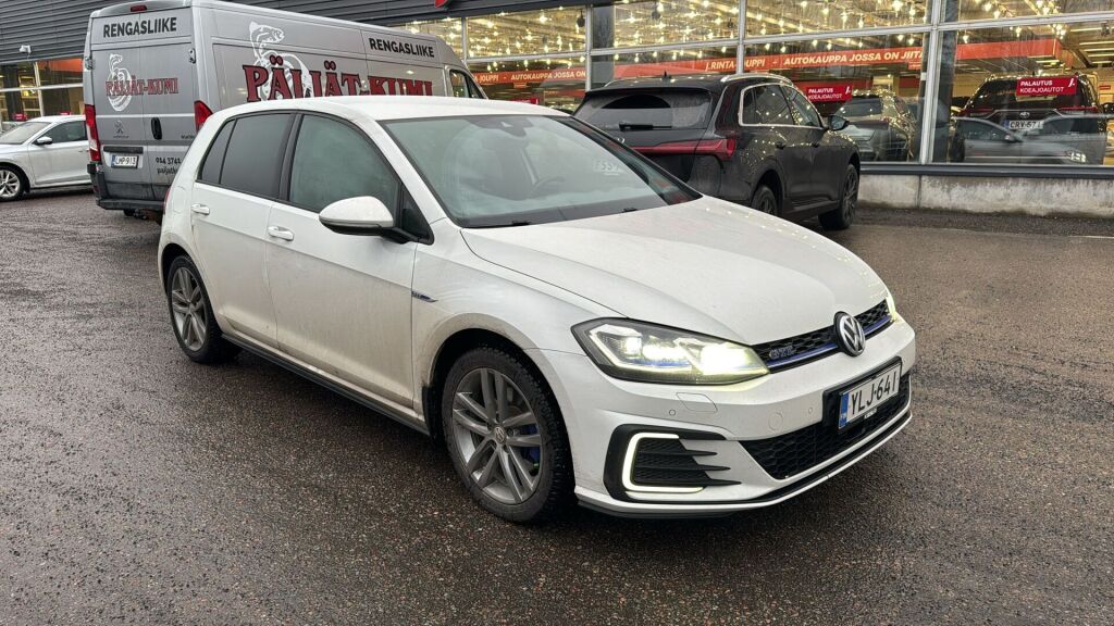 Volkswagen Golf 2018 Valkoinen