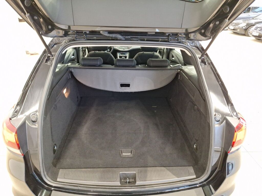 Opel Astra 2022 Musta