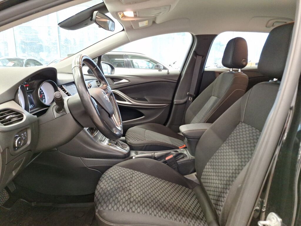 Opel Astra 2022 Musta