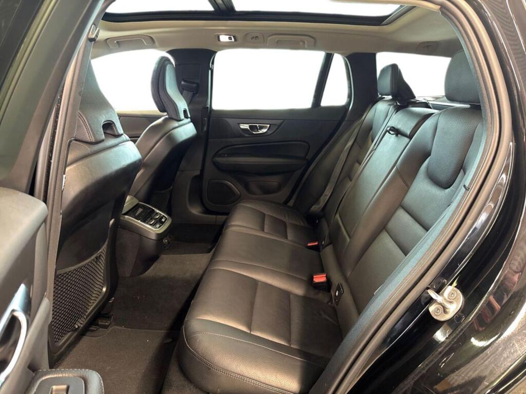 Volvo V60 Cross Country 2022 Musta