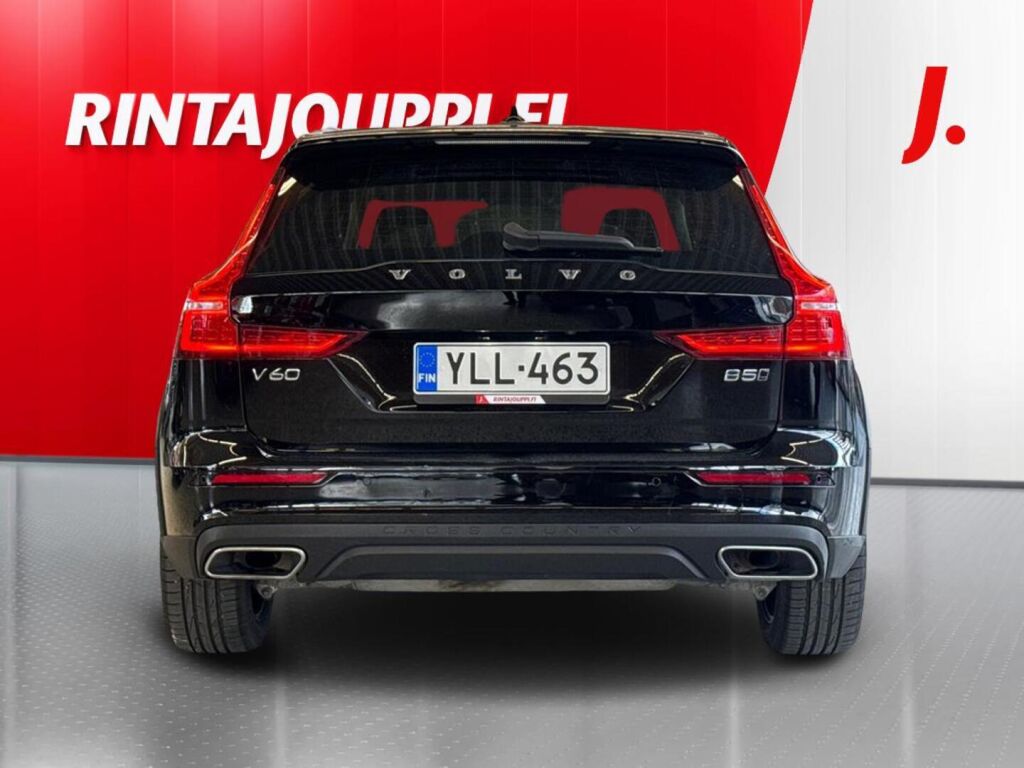 Volvo V60 Cross Country 2022 Musta