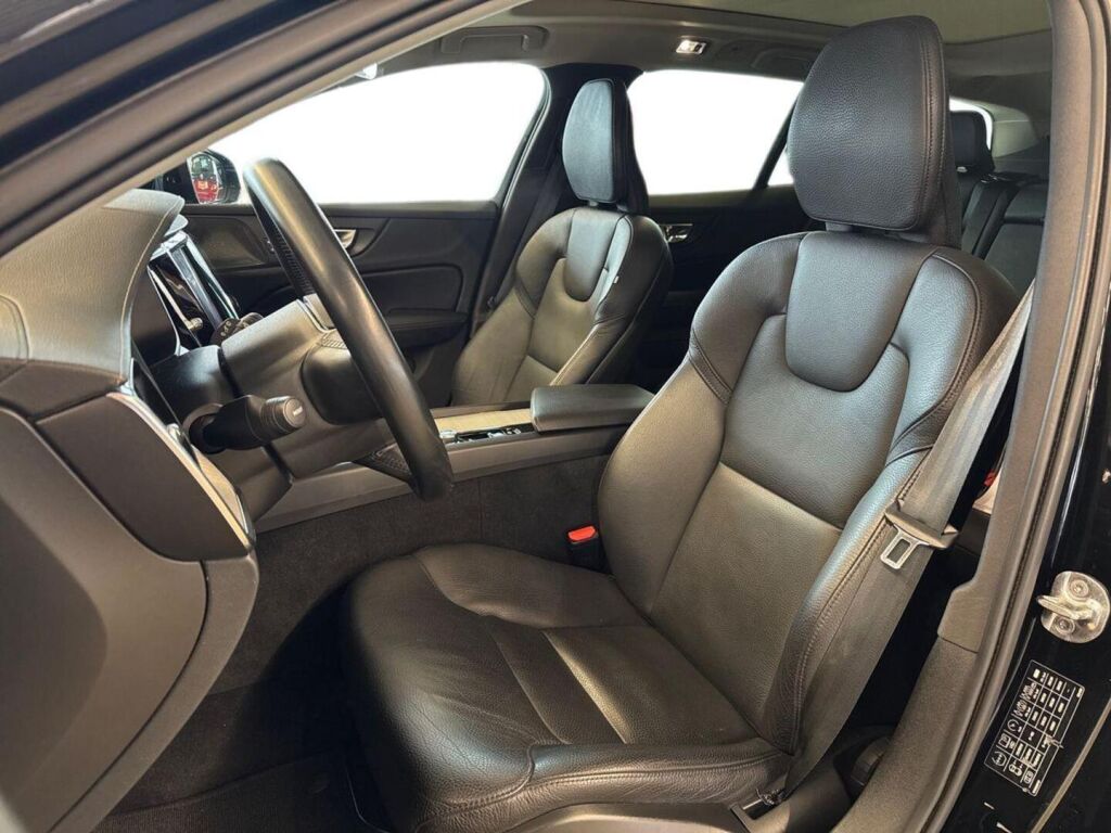 Volvo V60 Cross Country 2022 Musta
