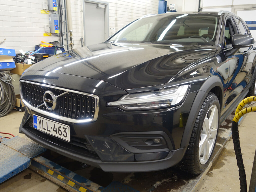 Volvo V60 Cross Country 2022 Musta
