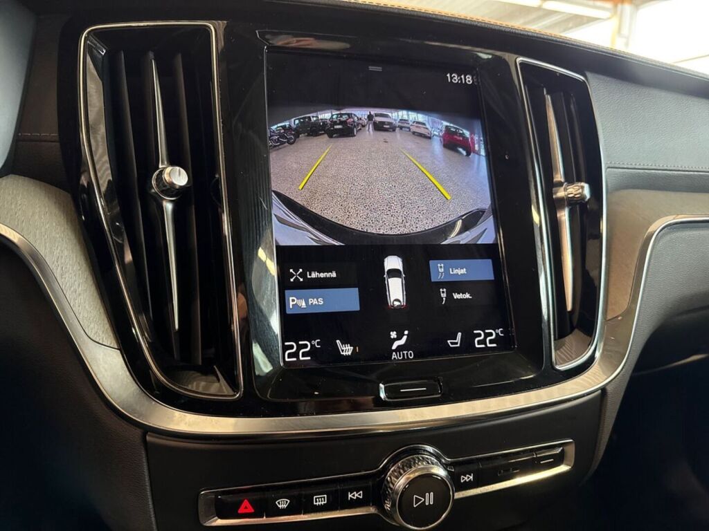 Volvo V60 Cross Country 2022 Musta