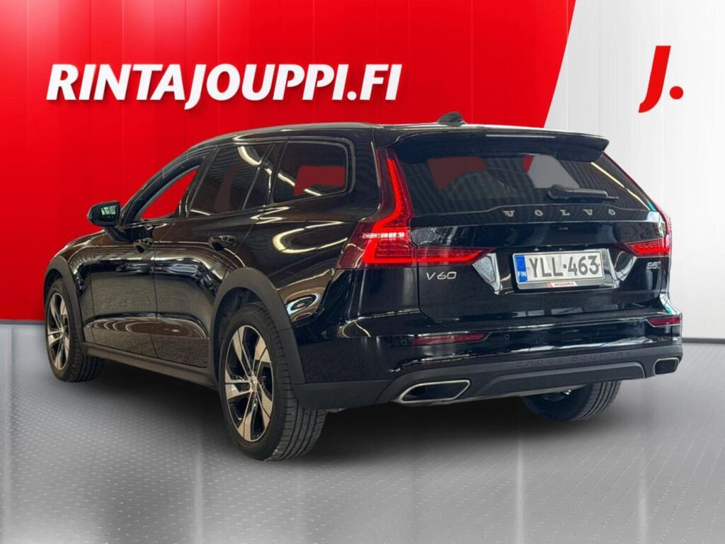 Volvo V60 Cross Country 2022 Musta