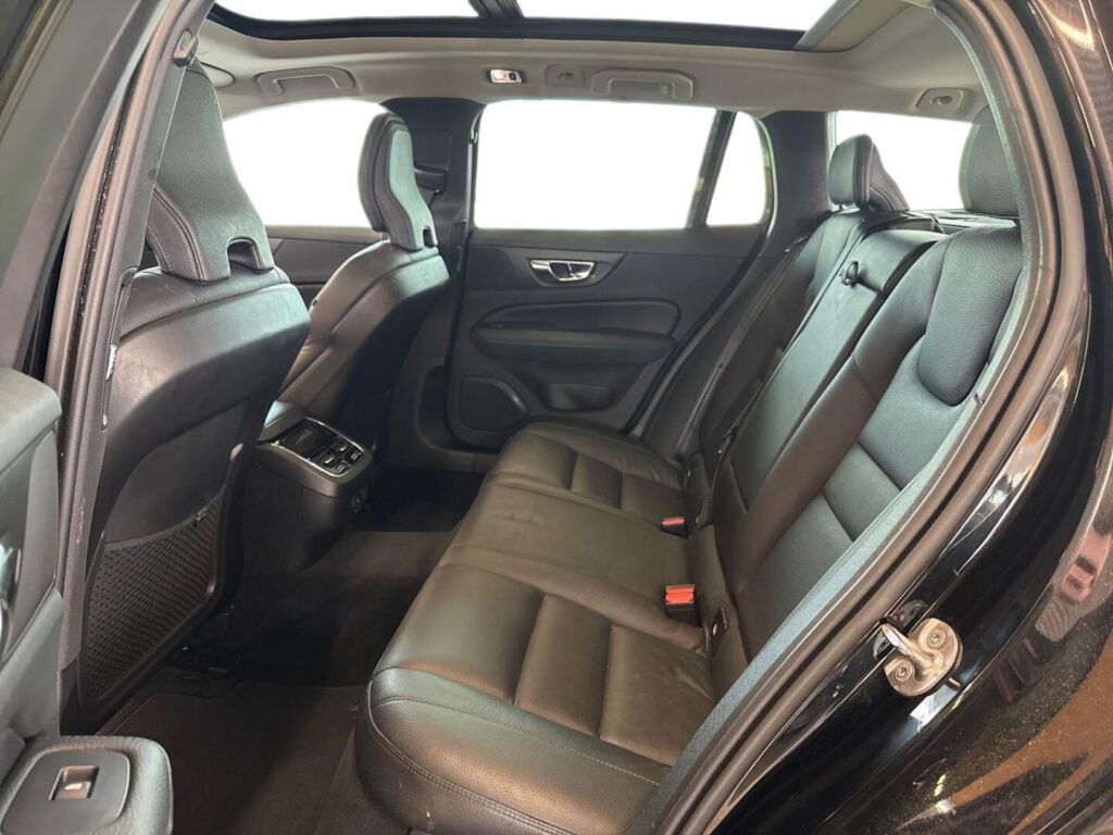 Volvo V60 Cross Country 2022 Musta