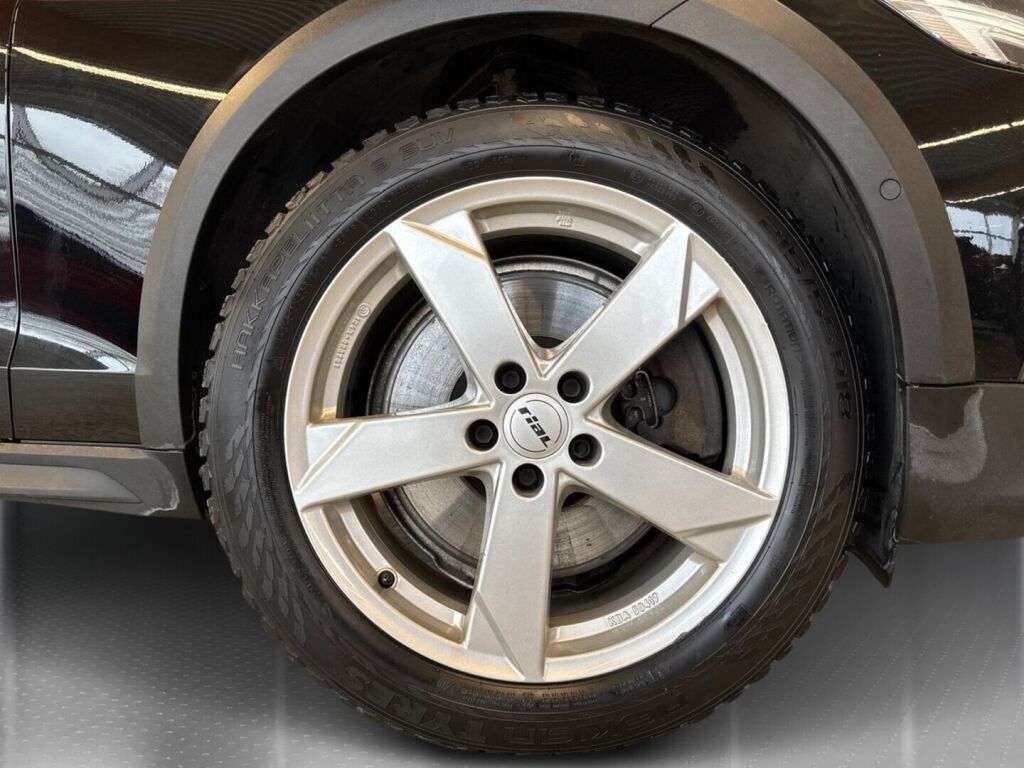 Volvo V60 Cross Country 2022 Musta