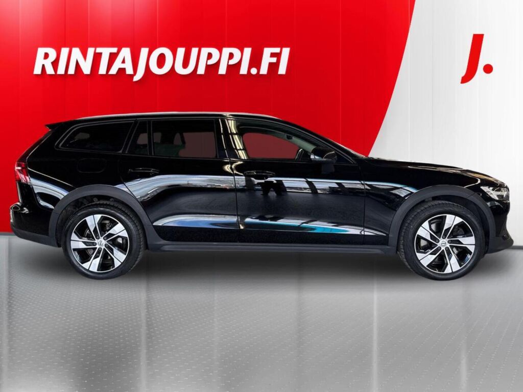 Volvo V60 Cross Country 2022 Musta