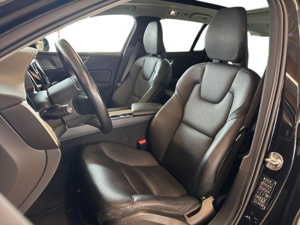 Volvo V60 Cross Country 2022 Musta