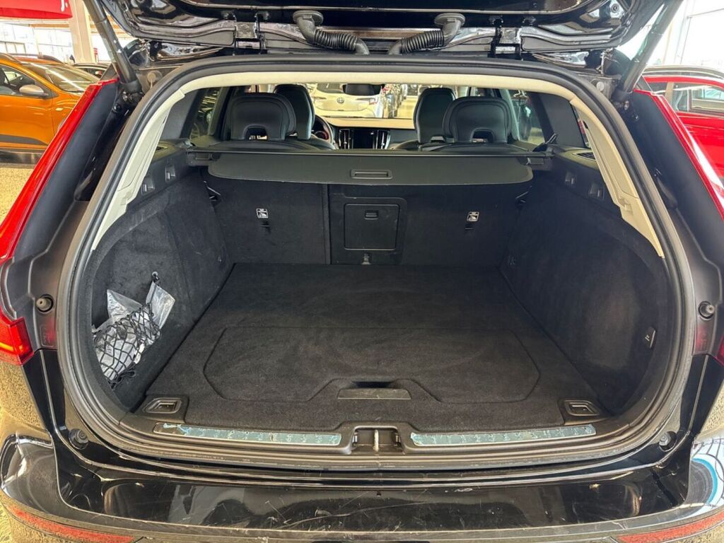 Volvo V60 Cross Country 2022 Musta