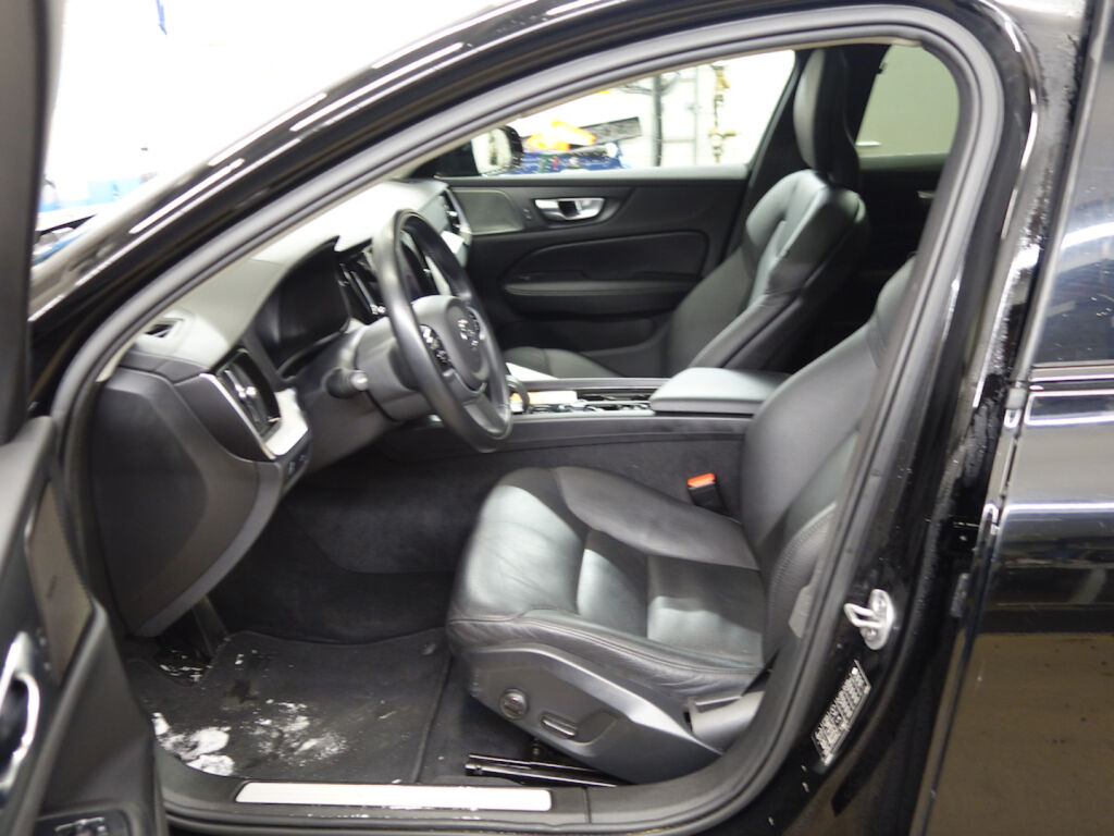 Volvo V60 Cross Country 2022 Musta