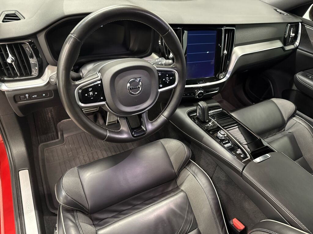 Volvo V60 2021 Punainen