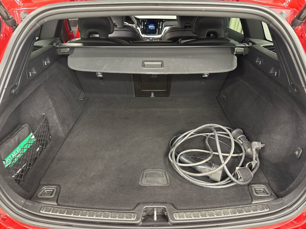 Volvo V60 2021 Punainen