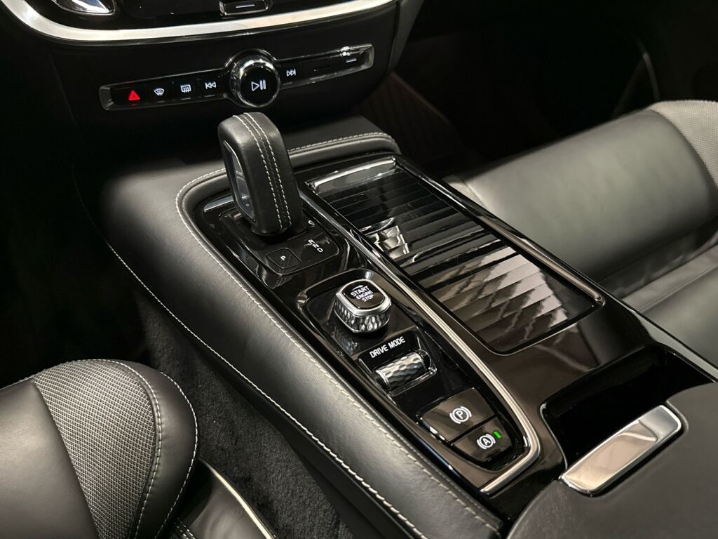 Volvo V60 2021 Punainen