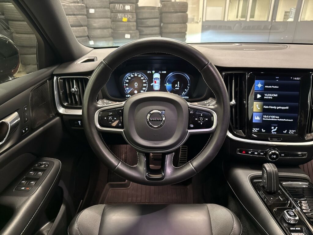 Volvo V60 2021 Punainen