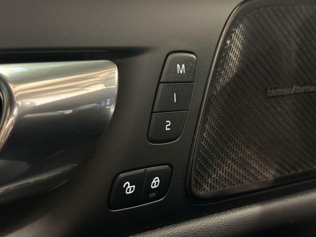 Volvo V60 2021 Punainen