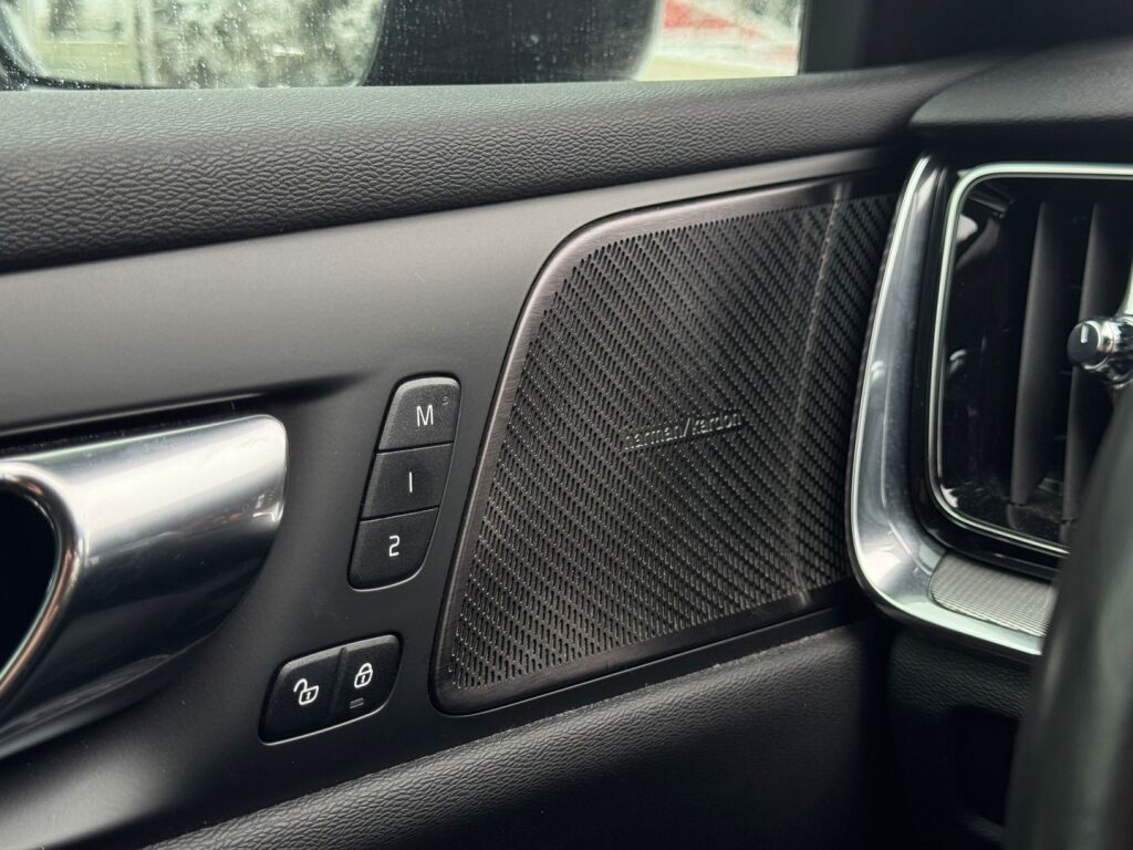 Volvo V60 2021 Punainen