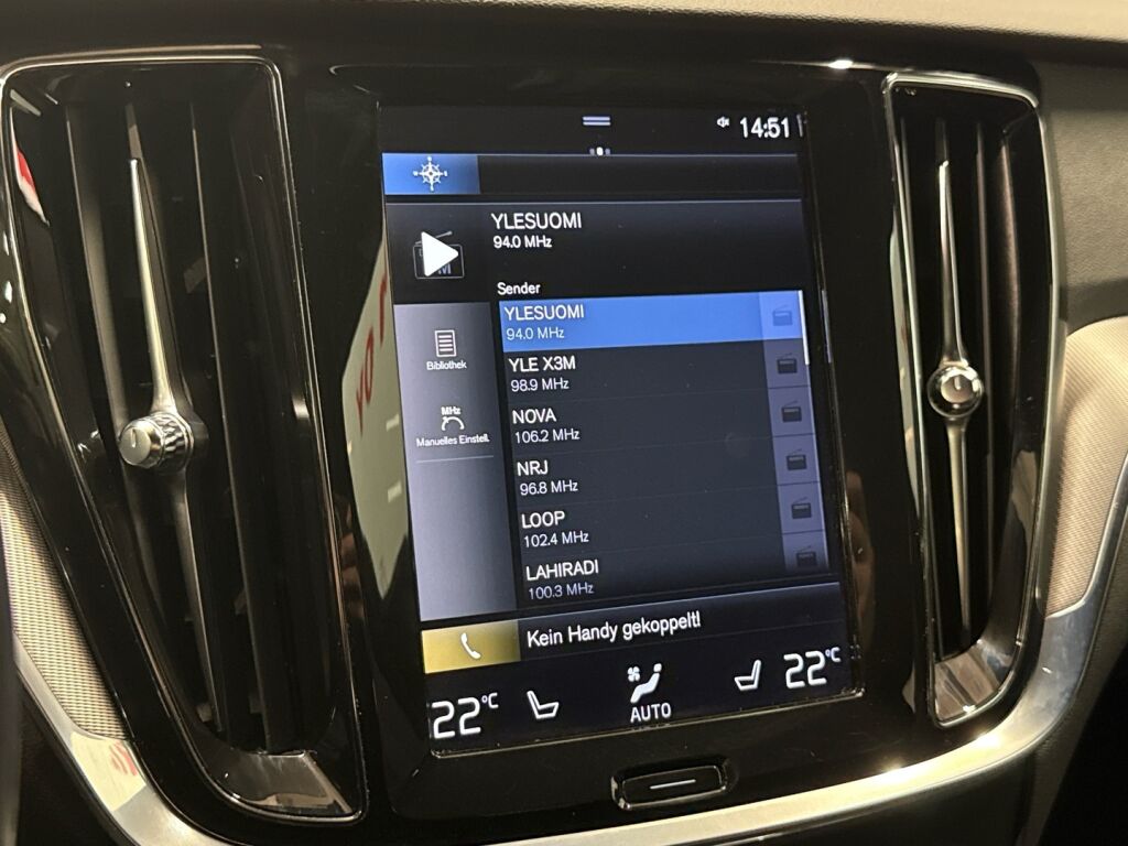 Volvo V60 2021 Punainen