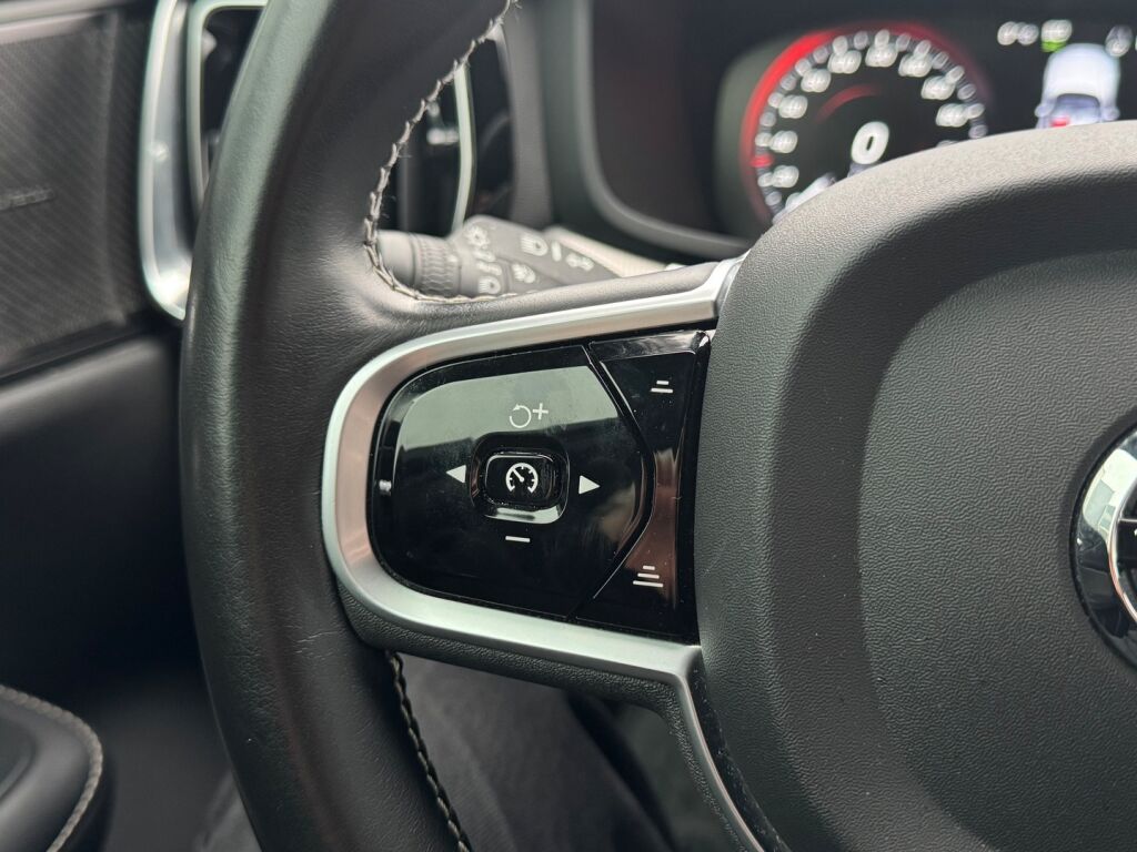 Volvo V60 2021 Punainen