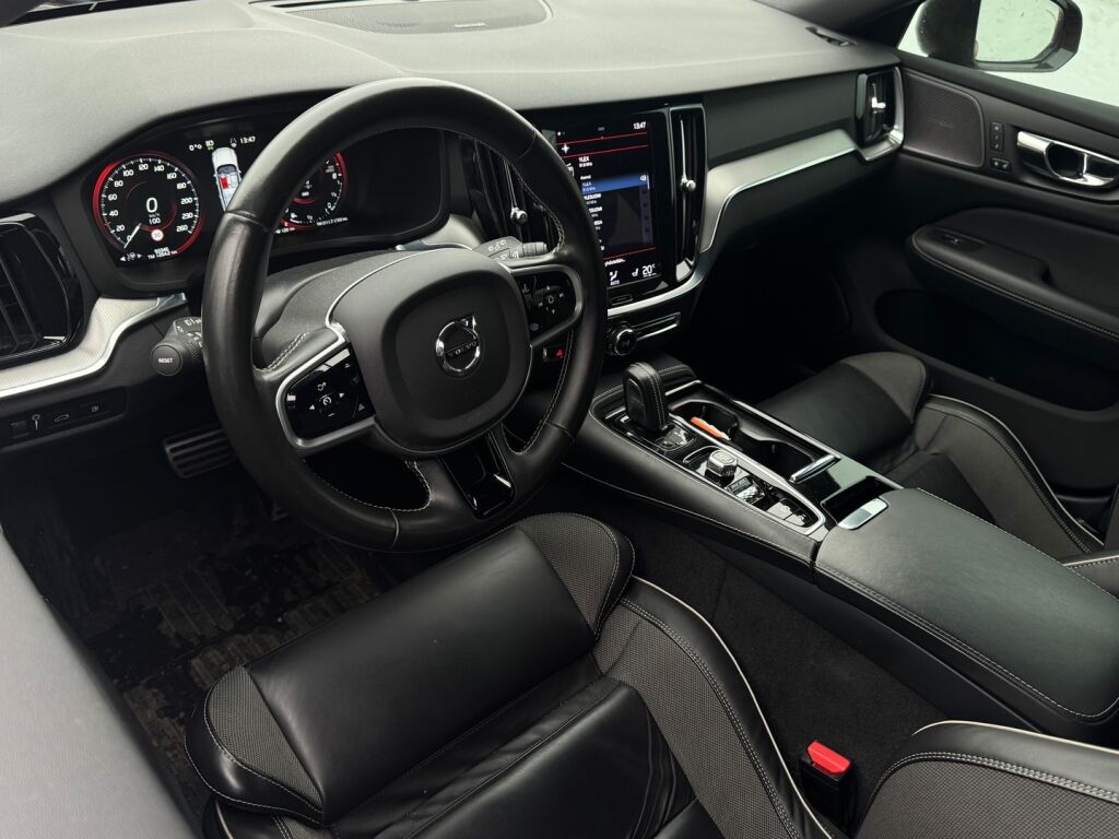 Volvo V60 2021 Punainen