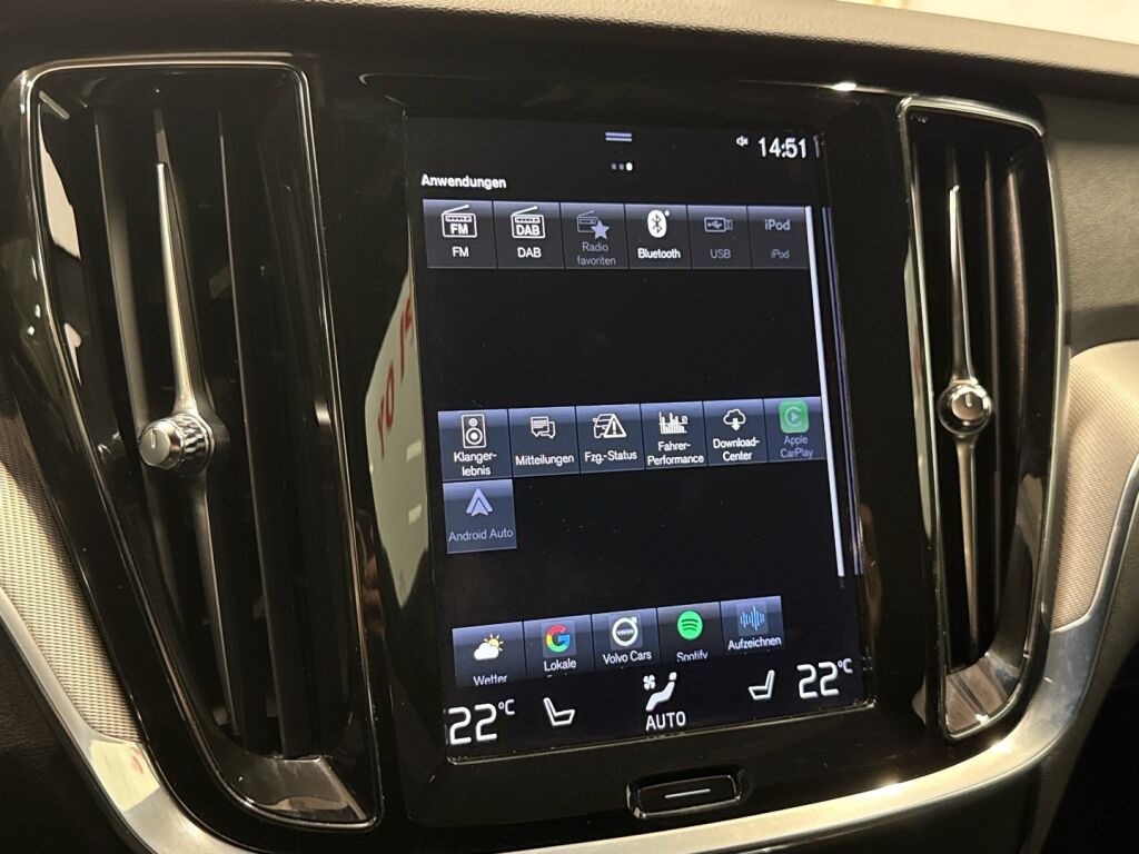 Volvo V60 2021 Punainen